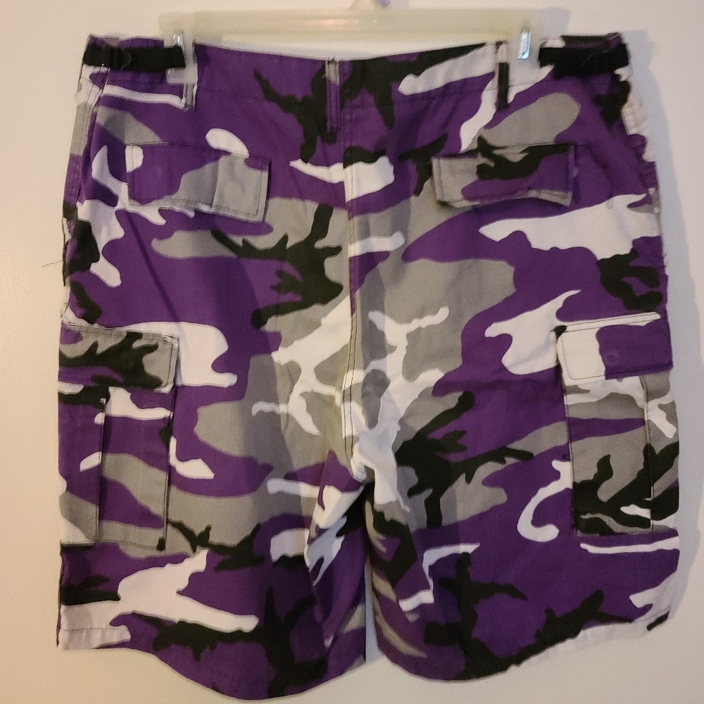 Men's cammo cargo shorts 39 to 43 waist.